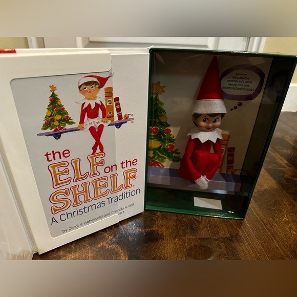 This set includes an adoptable girl Scout Elf® & book. - Picture 2 of 5